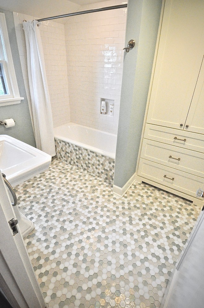 Foto på ett litet amerikanskt badrum med dusch, med en dusch i en alkov, en toalettstol med separat cisternkåpa, blå väggar, klinkergolv i porslin, ett piedestal handfat, flerfärgat golv och dusch med duschdraperi