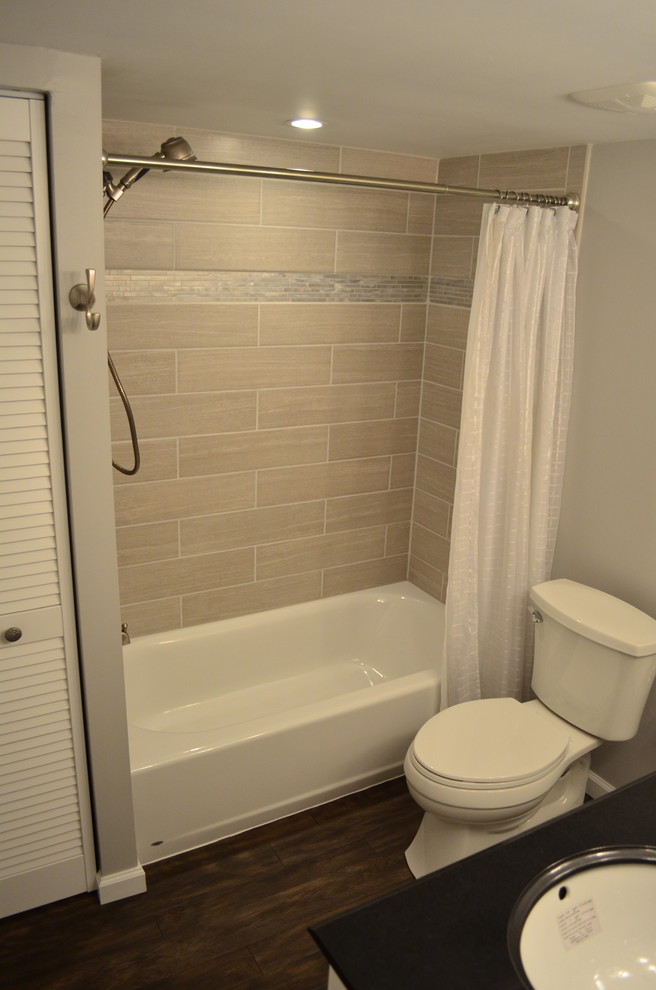 Exemple d'une salle de bain moderne de taille moyenne avec un lavabo encastré, un placard avec porte à panneau surélevé, des portes de placard blanches, un plan de toilette en granite, une baignoire en alcôve, un combiné douche/baignoire, WC séparés, un carrelage beige, des carreaux de porcelaine, un mur gris et un sol en linoléum.