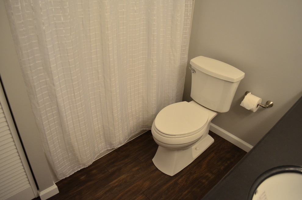 Inspiration för ett mellanstort funkis badrum för barn, med ett undermonterad handfat, luckor med upphöjd panel, vita skåp, granitbänkskiva, ett badkar i en alkov, en dusch/badkar-kombination, en toalettstol med separat cisternkåpa, beige kakel, porslinskakel, grå väggar och linoleumgolv