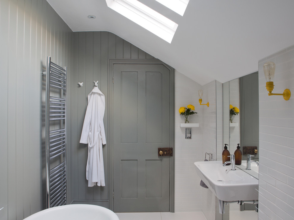 Eklektisches Badezimmer mit freistehender Badewanne, weißen Fliesen, Keramikfliesen, grauer Wandfarbe, Keramikboden und Wandwaschbecken in Kent