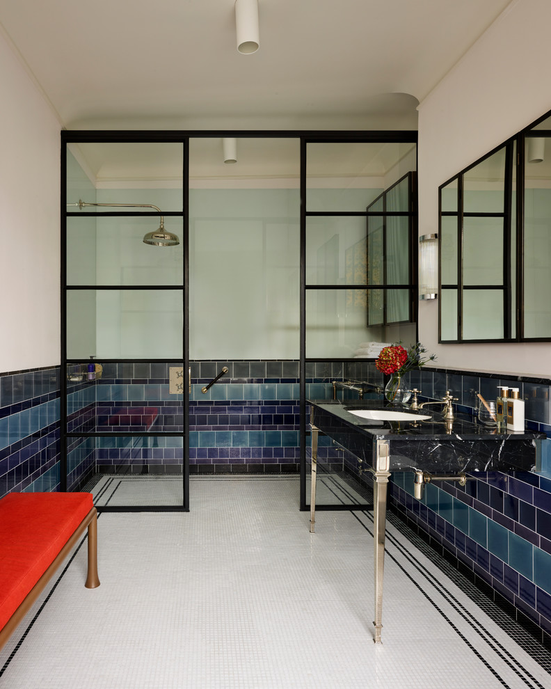 Foto de cuarto de baño rectangular bohemio con paredes blancas y lavabo tipo consola