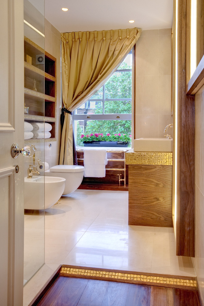 Стильный дизайн: большая ванная комната в современном стиле с настольной раковиной, биде, плиткой мозаикой и бежевыми стенами - последний тренд