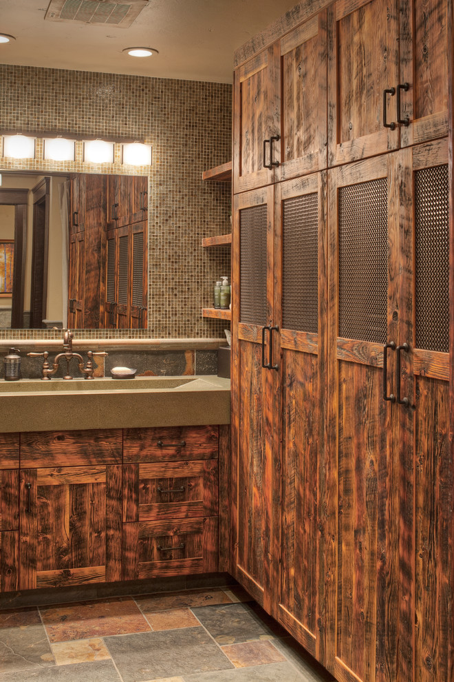 Modelo de cuarto de baño principal rural de tamaño medio con armarios estilo shaker, puertas de armario con efecto envejecido, baldosas y/o azulejos multicolor, baldosas y/o azulejos en mosaico, paredes beige y lavabo integrado