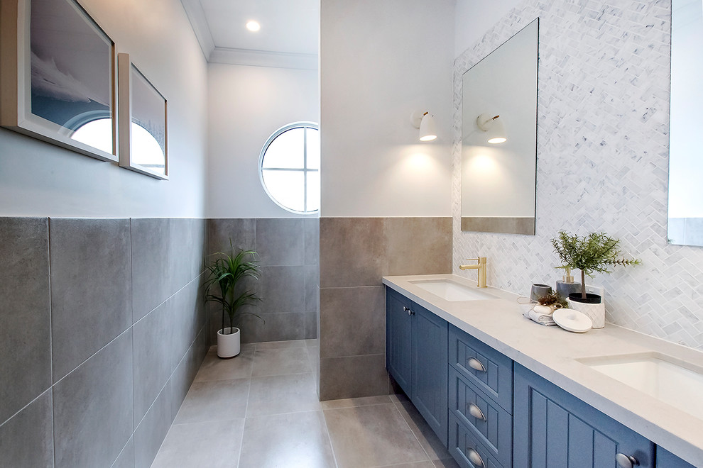 Стильный дизайн: главная ванная комната среднего размера в стиле кантри с белыми стенами и серым полом - последний тренд