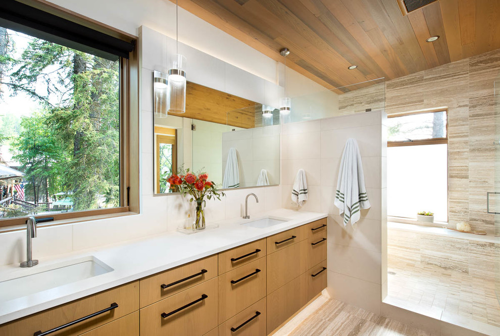 Immagine di una stanza da bagno design con ante lisce, ante in legno scuro, doccia alcova, lavabo sottopiano, pavimento beige, doccia aperta e top bianco