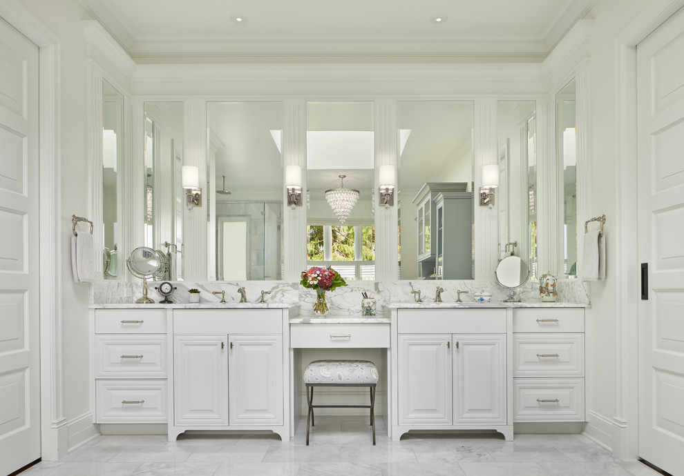 Exempel på ett klassiskt vit vitt en-suite badrum, med luckor med upphöjd panel, vita skåp, vita väggar, ett undermonterad handfat och vitt golv