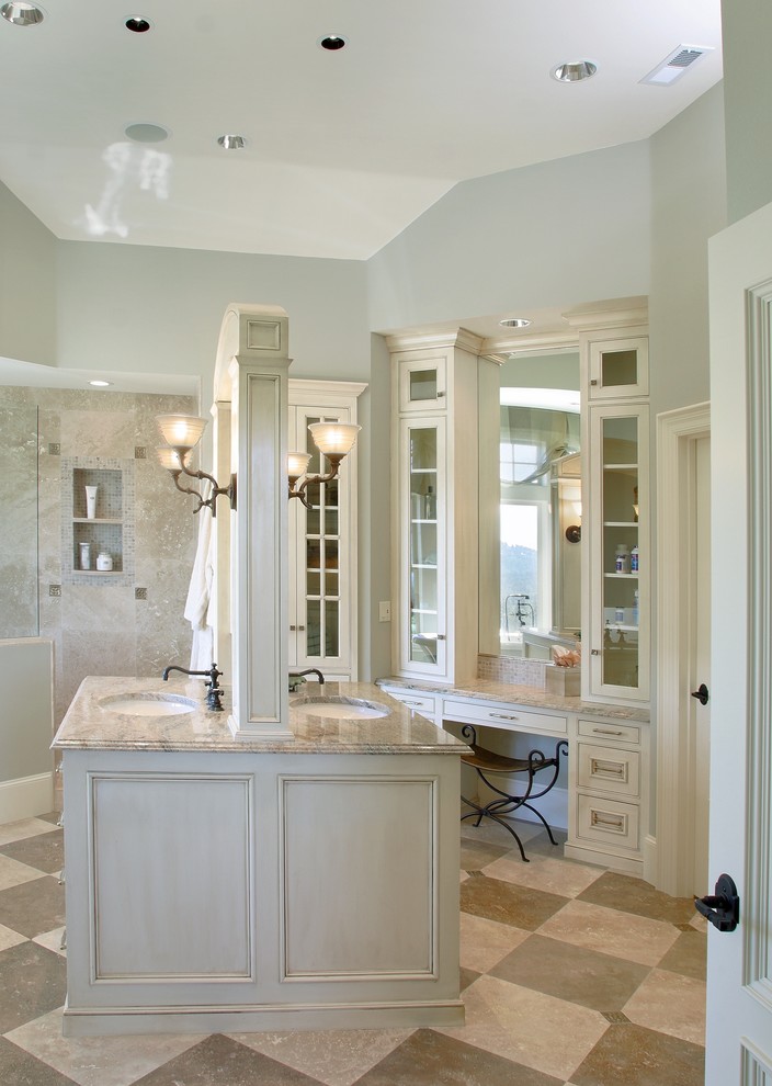 Immagine di una stanza da bagno classica con lavabo sottopiano e piastrelle beige