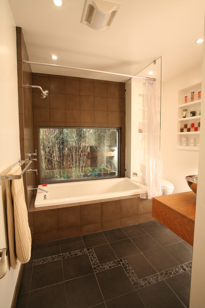 Esempio di una stanza da bagno contemporanea con piastrelle in pietra
