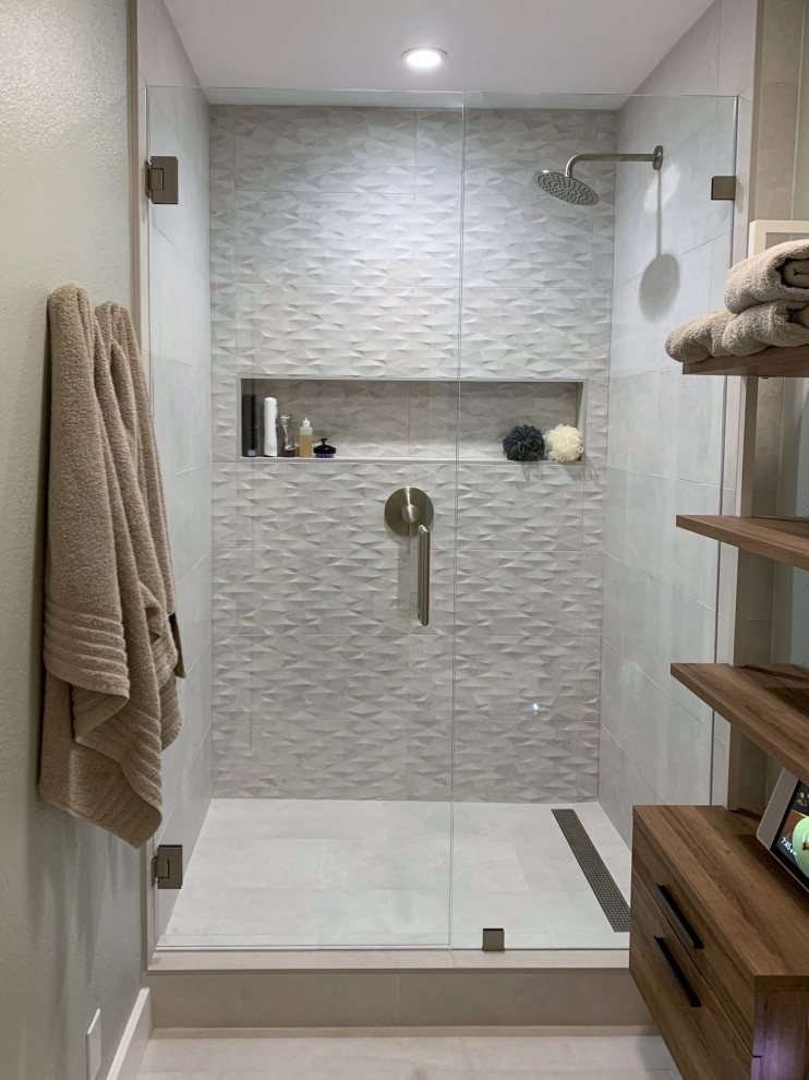 Foto på ett litet funkis badrum med dusch, med skåp i mellenmörkt trä, en öppen dusch, vit kakel, porslinskakel, gröna väggar, klinkergolv i porslin, träbänkskiva, vitt golv, dusch med gångjärnsdörr och släta luckor