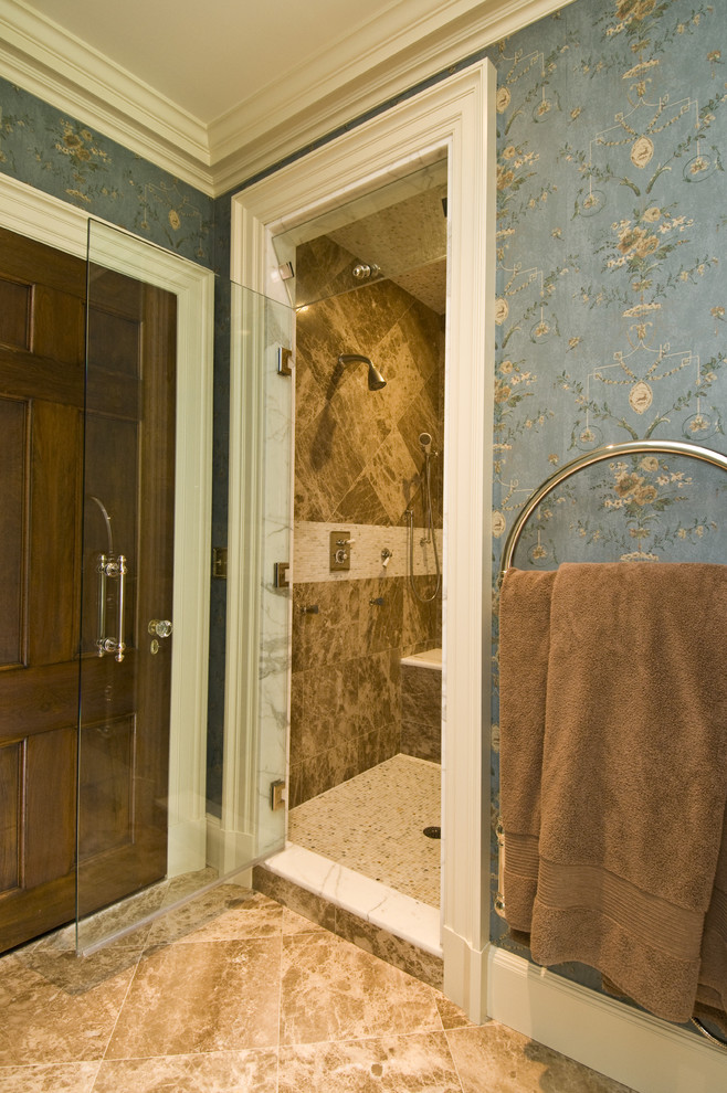Idéer för att renovera ett mycket stort vintage en-suite badrum, med möbel-liknande, beige skåp, ett fristående badkar, en dusch i en alkov, blå väggar, marmorgolv, ett undermonterad handfat, marmorbänkskiva, beiget golv och dusch med gångjärnsdörr