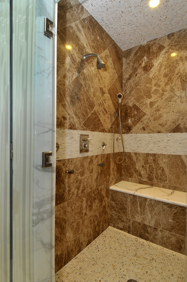 Bild på ett mycket stort vintage en-suite badrum, med möbel-liknande, beige skåp, ett fristående badkar, en dusch i en alkov, blå väggar, marmorgolv, ett undermonterad handfat, marmorbänkskiva, beiget golv och dusch med gångjärnsdörr