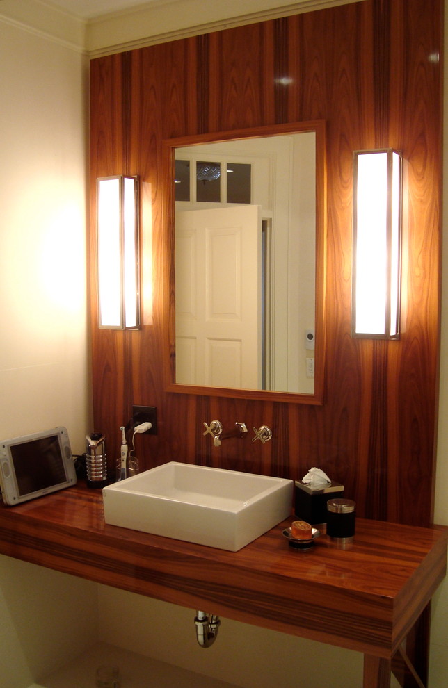 Cette image montre une douche en alcôve principale bohème en bois brun de taille moyenne avec une vasque, un placard à porte plane, un plan de toilette en calcaire, WC à poser, un carrelage beige, un carrelage de pierre, un mur beige et un sol en travertin.