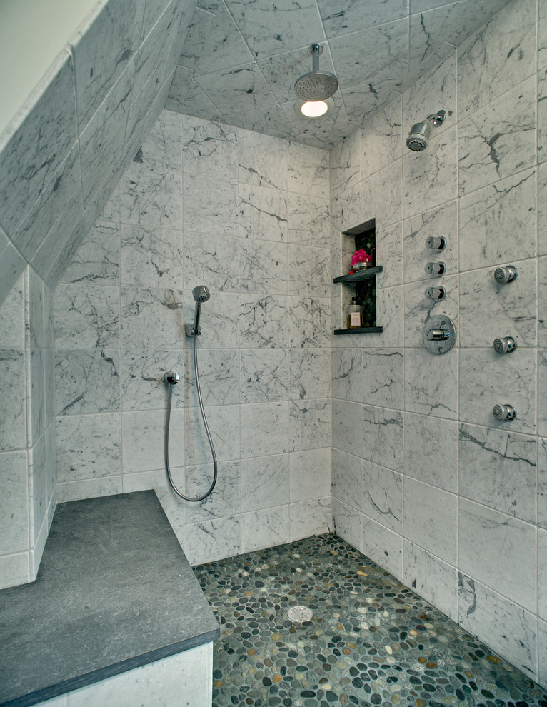 Foto de cuarto de baño contemporáneo con ducha abierta, suelo de baldosas tipo guijarro y ducha abierta