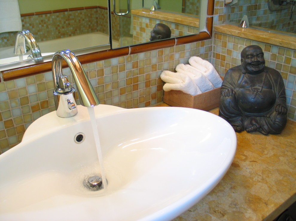 Inspiration pour une salle de bain principale asiatique en bois foncé avec un placard à porte plane, une baignoire posée, une vasque, un plan de toilette beige, meuble simple vasque et meuble-lavabo encastré.