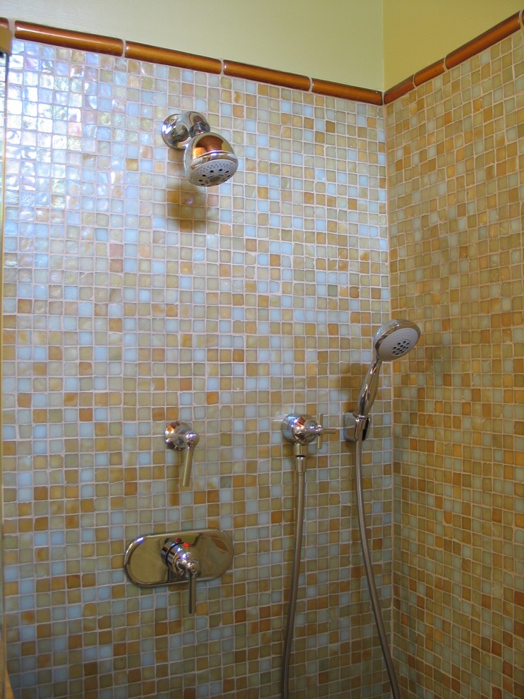 Idéer för att renovera ett orientaliskt beige beige en-suite badrum, med släta luckor, skåp i mörkt trä, ett platsbyggt badkar och ett fristående handfat