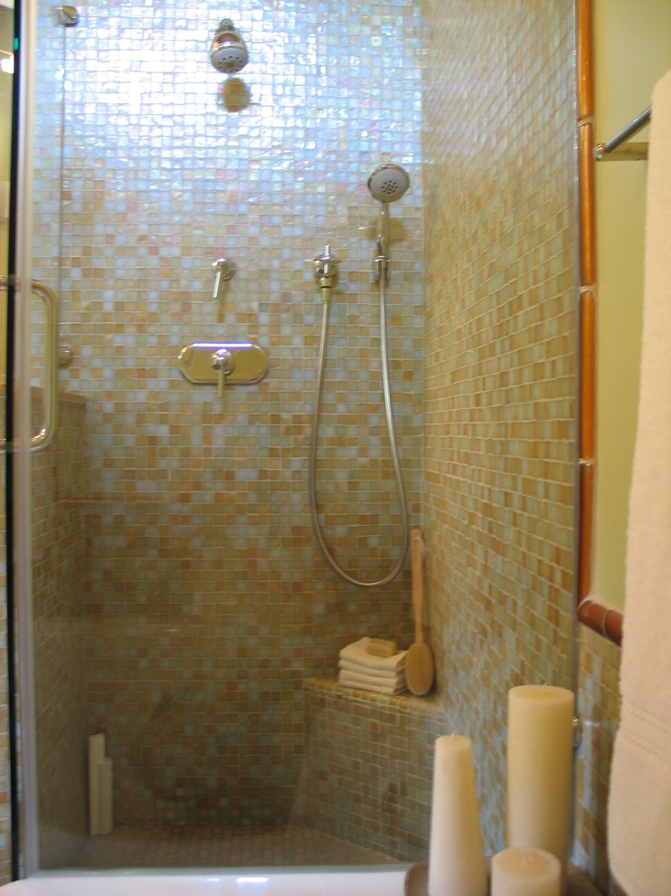 Esempio di una stanza da bagno padronale etnica con ante lisce, ante in legno bruno, vasca da incasso, lavabo a bacinella, top beige, un lavabo e mobile bagno incassato