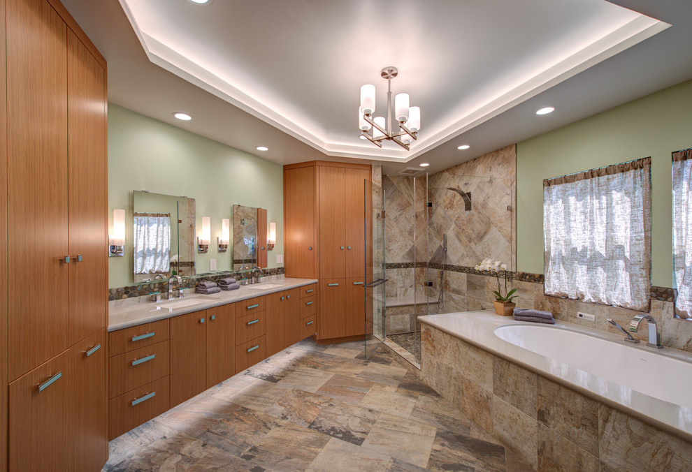 Exempel på ett stort modernt beige beige en-suite badrum, med släta luckor, skåp i mellenmörkt trä, ett undermonterat badkar, en hörndusch, en toalettstol med hel cisternkåpa, flerfärgad kakel, porslinskakel, gröna väggar, klinkergolv i porslin, ett undermonterad handfat, bänkskiva i kvarts och dusch med gångjärnsdörr