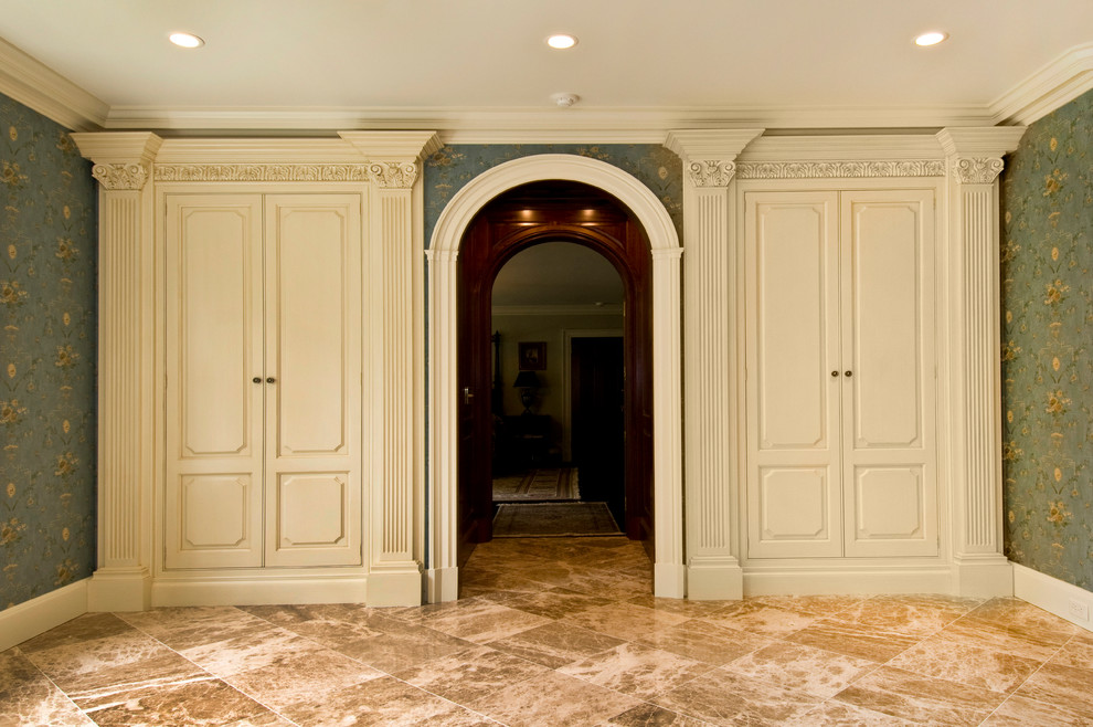 Idéer för mellanstora vintage en-suite badrum, med gröna väggar, marmorgolv och beiget golv