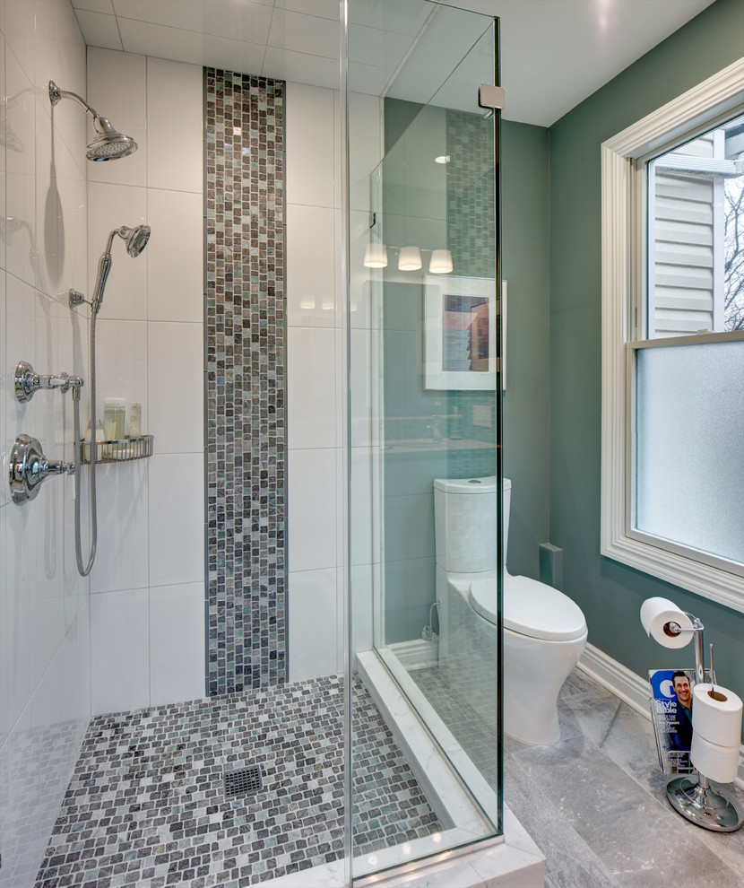На фото: маленькая главная ванная комната в стиле неоклассика (современная классика) с фасадами в стиле шейкер, белыми фасадами, угловым душем, раздельным унитазом, разноцветной плиткой, плиткой из листового стекла, зелеными стенами, полом из керамогранита, врезной раковиной, столешницей из искусственного кварца, серым полом и душем с распашными дверями для на участке и в саду
