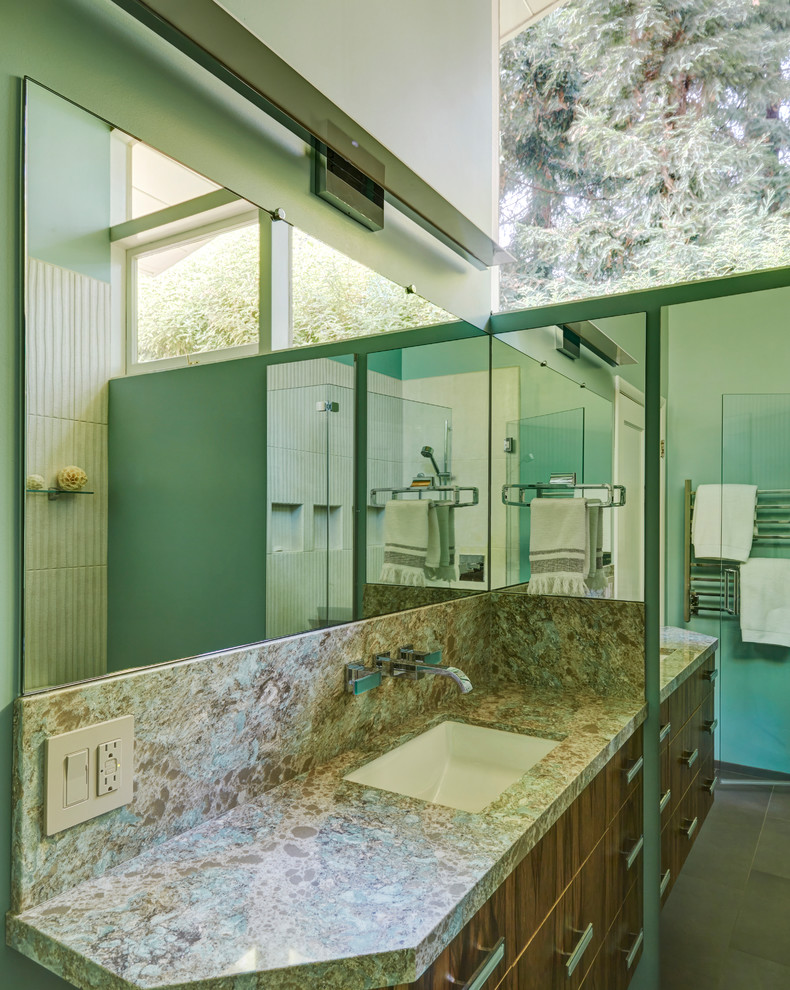 На фото: маленькая главная ванная комната в стиле ретро с плоскими фасадами, светлыми деревянными фасадами, открытым душем, унитазом-моноблоком, белой плиткой, керамогранитной плиткой, зелеными стенами, полом из керамогранита, врезной раковиной, столешницей из искусственного кварца, коричневым полом, душем с распашными дверями и бирюзовой столешницей для на участке и в саду с