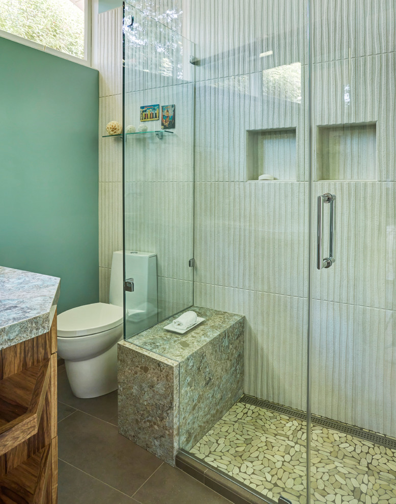 Идея дизайна: маленькая главная ванная комната в стиле ретро с плоскими фасадами, светлыми деревянными фасадами, открытым душем, унитазом-моноблоком, белой плиткой, керамогранитной плиткой, зелеными стенами, полом из керамогранита, врезной раковиной, столешницей из искусственного кварца, коричневым полом, душем с распашными дверями и бирюзовой столешницей для на участке и в саду