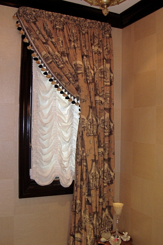 Foto di una piccola stanza da bagno con doccia classica con lavabo a consolle, consolle stile comò, top in marmo, WC a due pezzi, piastrelle nere, pareti beige e pavimento in marmo