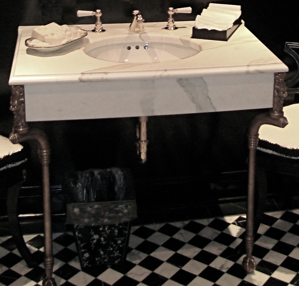 Foto di una piccola stanza da bagno chic con lavabo a consolle, top in marmo, piastrelle multicolore, pareti nere e pavimento in marmo