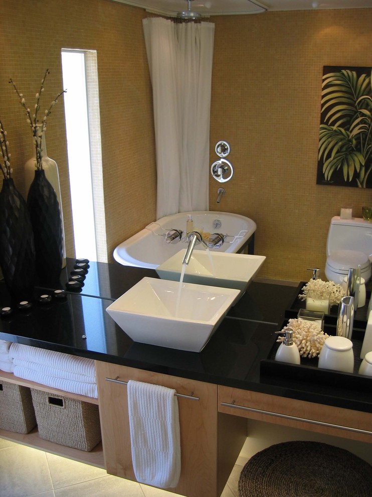 Foto di una stanza da bagno padronale minimalista di medie dimensioni con nessun'anta, ante in legno chiaro, vasca freestanding, vasca/doccia, piastrelle gialle, piastrelle a mosaico, pavimento con piastrelle in ceramica, lavabo a bacinella e pavimento beige