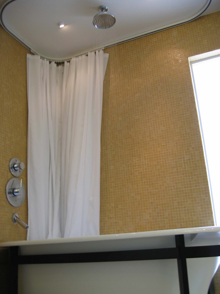 Mittelgroßes Modernes Badezimmer En Suite mit offenen Schränken, hellen Holzschränken, freistehender Badewanne, Duschbadewanne, gelben Fliesen, Mosaikfliesen, Keramikboden, Aufsatzwaschbecken und beigem Boden in San Francisco