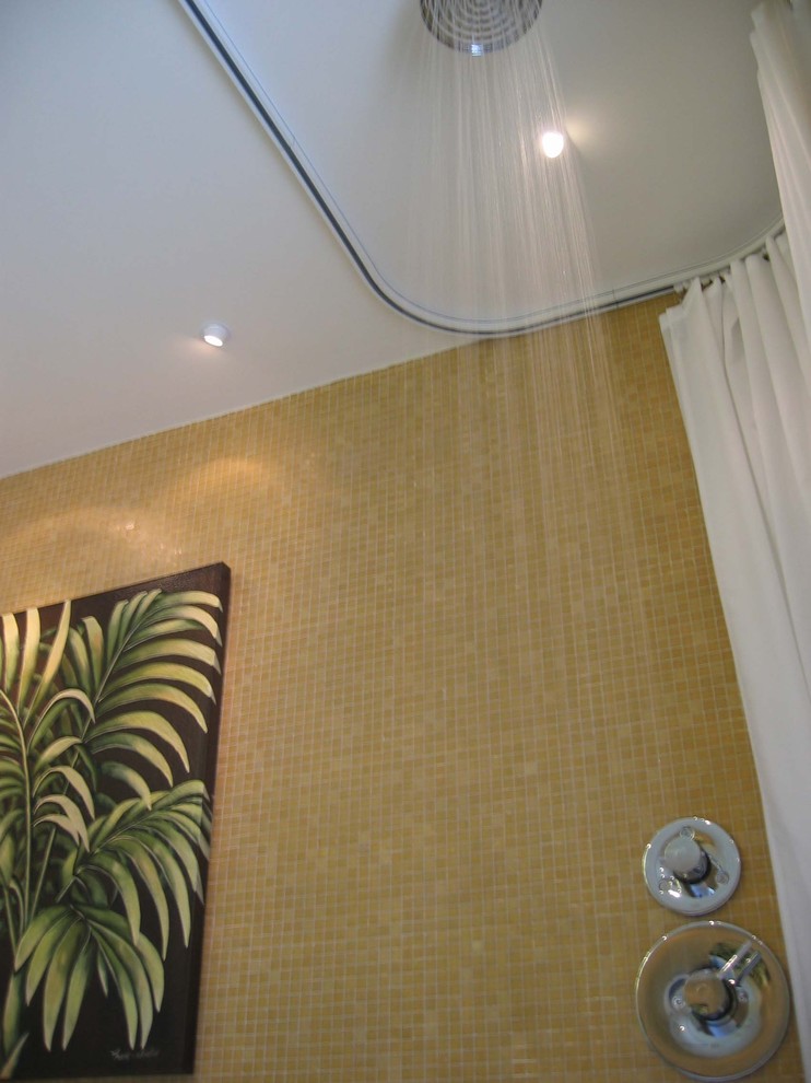 Пример оригинального дизайна: главная ванная комната среднего размера в стиле модернизм с открытыми фасадами, светлыми деревянными фасадами, отдельно стоящей ванной, душем над ванной, желтой плиткой, плиткой мозаикой, полом из керамической плитки, настольной раковиной и бежевым полом