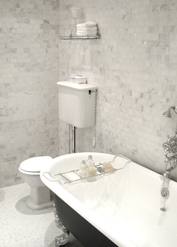 Идея дизайна: большая главная ванная комната в стиле фьюжн с консольной раковиной, ванной на ножках, раздельным унитазом, столешницей из искусственного кварца, белой плиткой, каменной плиткой, фасадами островного типа, угловым душем, белыми стенами и мраморным полом