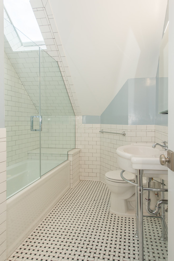 На фото: ванная комната среднего размера в классическом стиле с ванной в нише, душем над ванной, раздельным унитазом, белой плиткой, плиткой кабанчик, синими стенами, полом из керамогранита, душевой кабиной, консольной раковиной, разноцветным полом и душем с распашными дверями