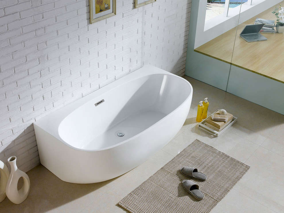 Foto de cuarto de baño moderno de tamaño medio con bañera exenta