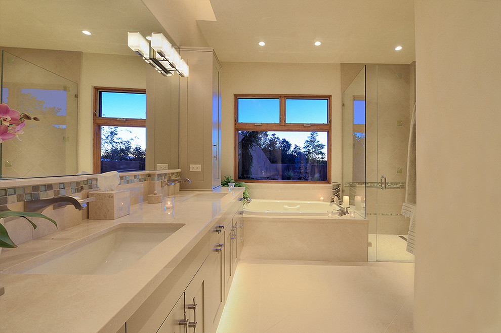 Exempel på ett mellanstort modernt vit vitt en-suite badrum, med skåp i shakerstil, beige skåp, ett platsbyggt badkar, en hörndusch, beige kakel, beige väggar, ett undermonterad handfat, bänkskiva i kvartsit, beiget golv och dusch med gångjärnsdörr