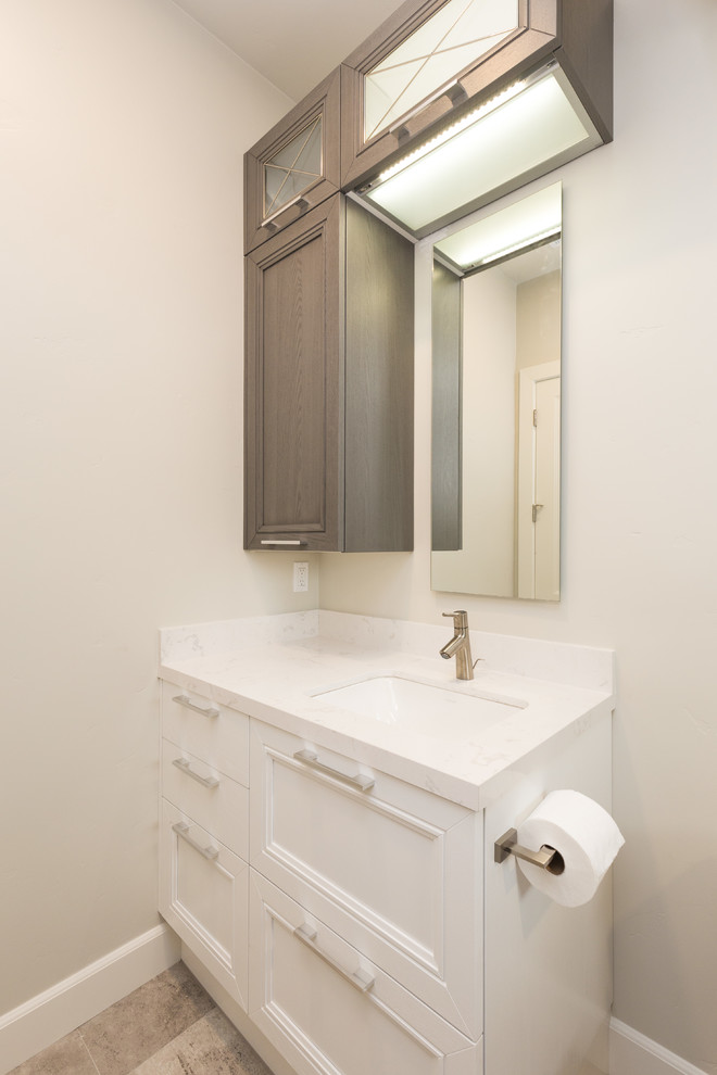 Idee per una piccola stanza da bagno con doccia minimalista con ante con riquadro incassato, ante in legno scuro, pareti bianche, lavabo sottopiano, top in quarzo composito e pavimento bianco