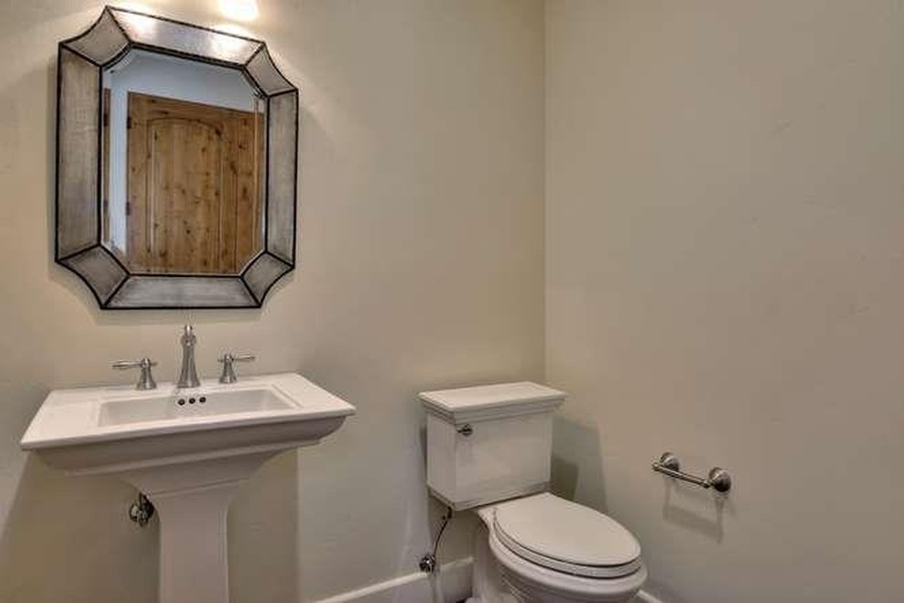 Bild på ett mycket stort rustikt badrum för barn, med luckor med upphöjd panel, skåp i mörkt trä, ett platsbyggt badkar, en dusch i en alkov, en toalettstol med separat cisternkåpa, beige kakel, vita väggar, ett undermonterad handfat och granitbänkskiva