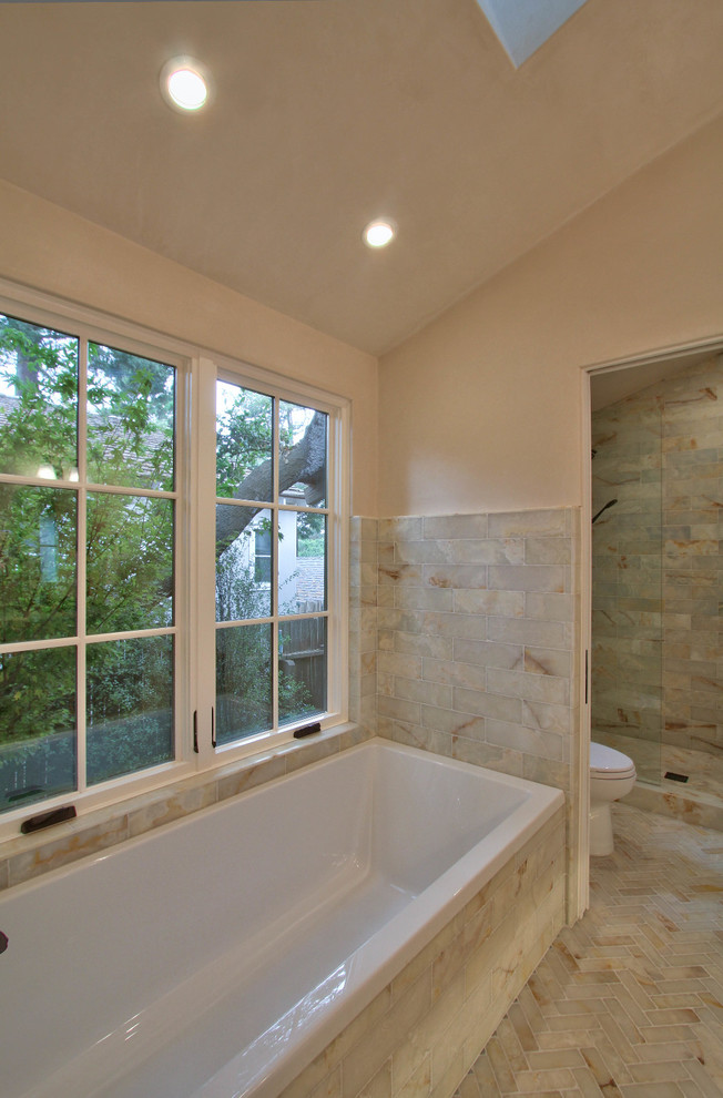 Exempel på ett mellanstort klassiskt en-suite badrum, med skåp i shakerstil, vita skåp, ett platsbyggt badkar, en hörndusch, beige kakel, marmorkakel, beige väggar, klinkergolv i porslin, ett undermonterad handfat, bänkskiva i akrylsten, beiget golv och dusch med gångjärnsdörr