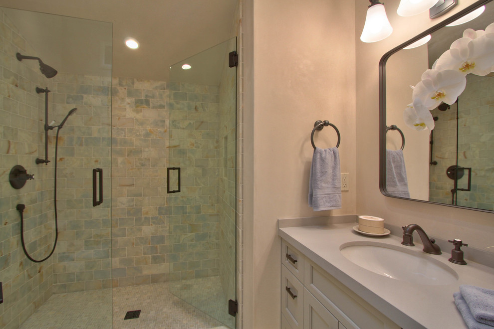 Пример оригинального дизайна: главная ванная комната среднего размера в стиле неоклассика (современная классика) с фасадами в стиле шейкер, белыми фасадами, накладной ванной, угловым душем, бежевой плиткой, мраморной плиткой, бежевыми стенами, полом из керамогранита, врезной раковиной, столешницей из искусственного камня, бежевым полом и душем с распашными дверями