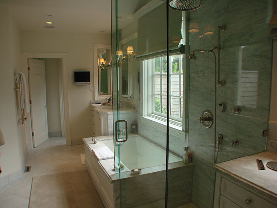 Exempel på ett stort klassiskt en-suite badrum, med luckor med upphöjd panel, vita skåp, ett hörnbadkar, en öppen dusch, en toalettstol med hel cisternkåpa, beige kakel, vit kakel, stenhäll, beige väggar, klinkergolv i keramik, ett nedsänkt handfat och granitbänkskiva