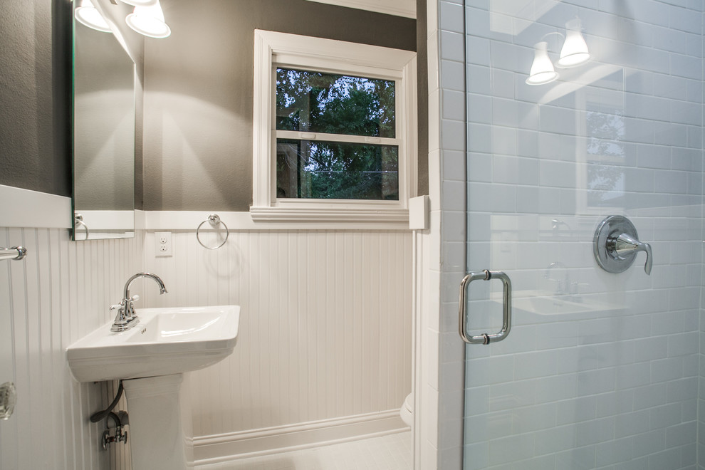 Idéer för ett mellanstort klassiskt badrum med dusch, med ett piedestal handfat, skåp i shakerstil, vita skåp, en toalettstol med separat cisternkåpa, vit kakel, tunnelbanekakel, grå väggar och mosaikgolv