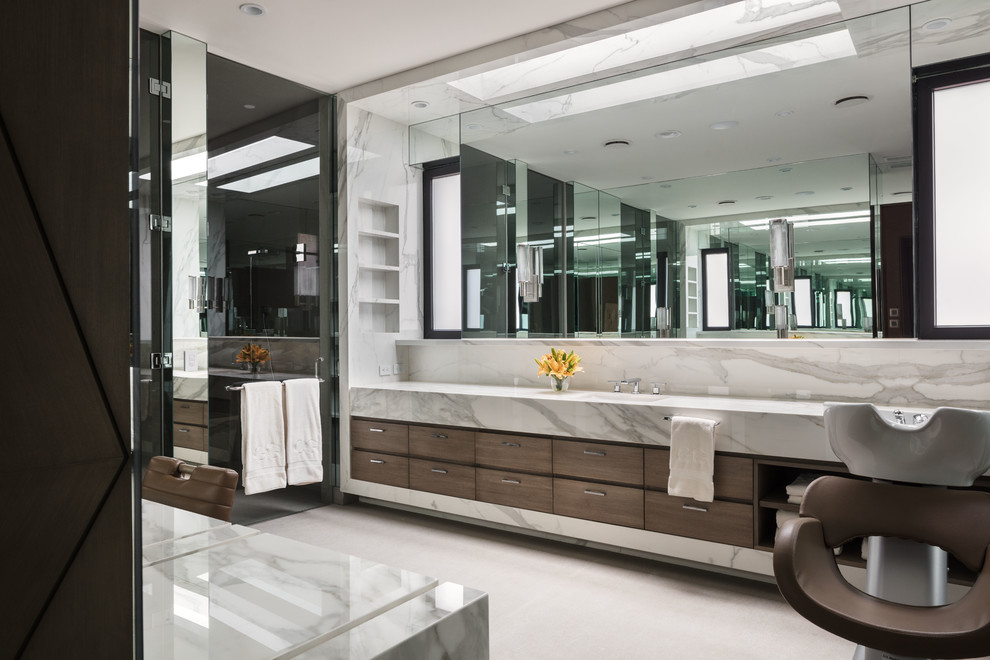 Immagine di una stanza da bagno minimal con ante lisce, ante in legno bruno, pavimento beige e top bianco