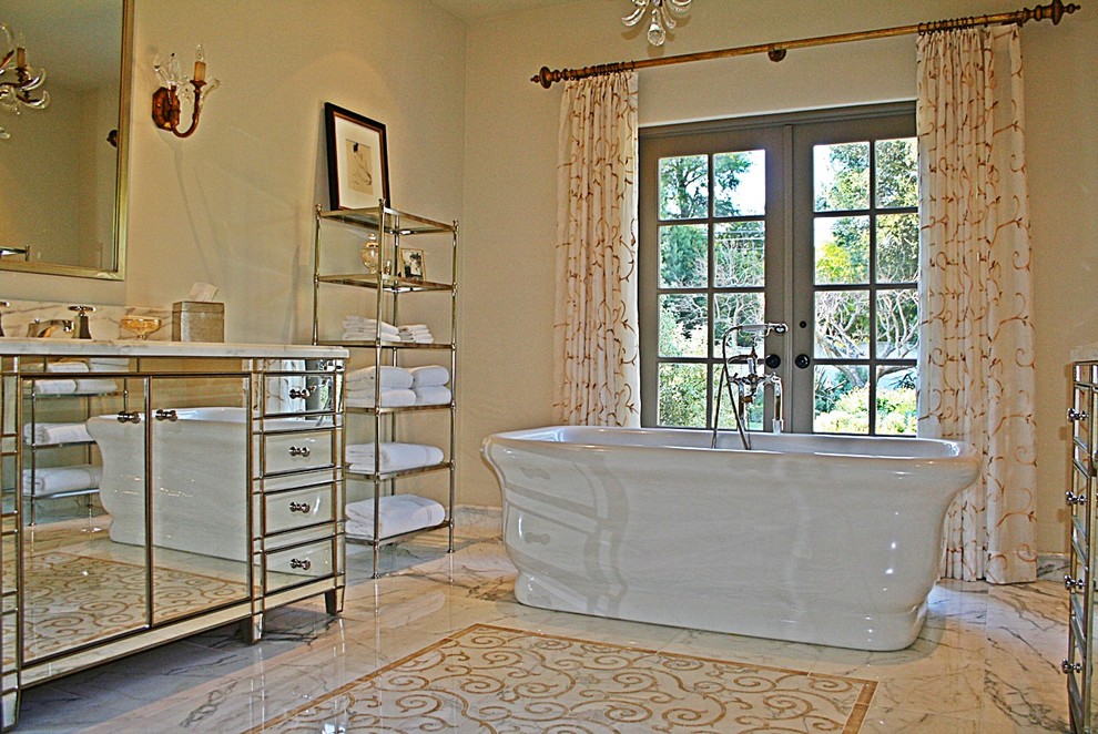Immagine di una stanza da bagno mediterranea con vasca freestanding