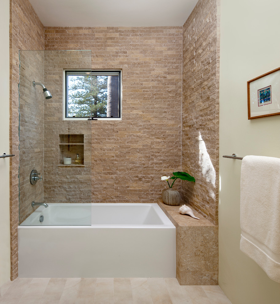 Esempio di una stanza da bagno padronale mediterranea di medie dimensioni con vasca ad alcova, vasca/doccia, piastrelle beige, piastrelle in pietra, pareti beige, pavimento con piastrelle in ceramica, pavimento beige e doccia aperta