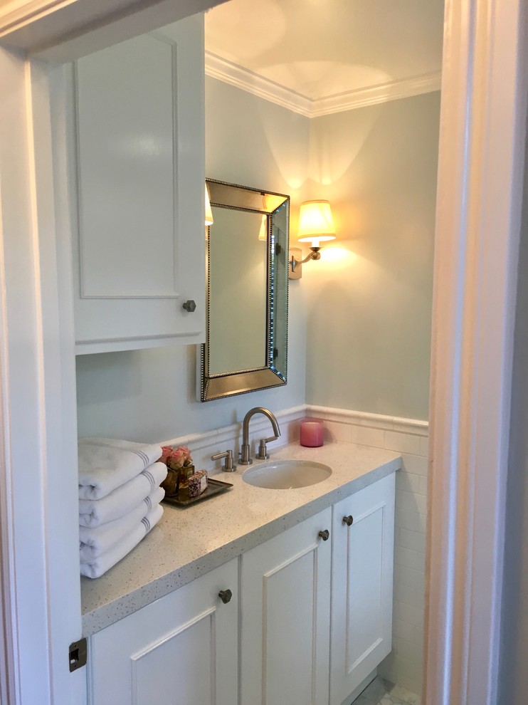 Immagine di una piccola stanza da bagno tradizionale con ante bianche, piastrelle bianche, piastrelle diamantate, pareti blu, pavimento in marmo, lavabo sottopiano e top in quarzo composito