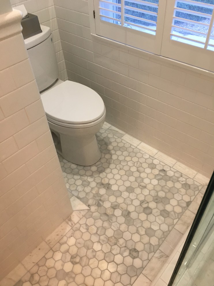Пример оригинального дизайна: маленькая ванная комната в стиле неоклассика (современная классика) с белой плиткой, плиткой кабанчик, синими стенами и мраморным полом для на участке и в саду
