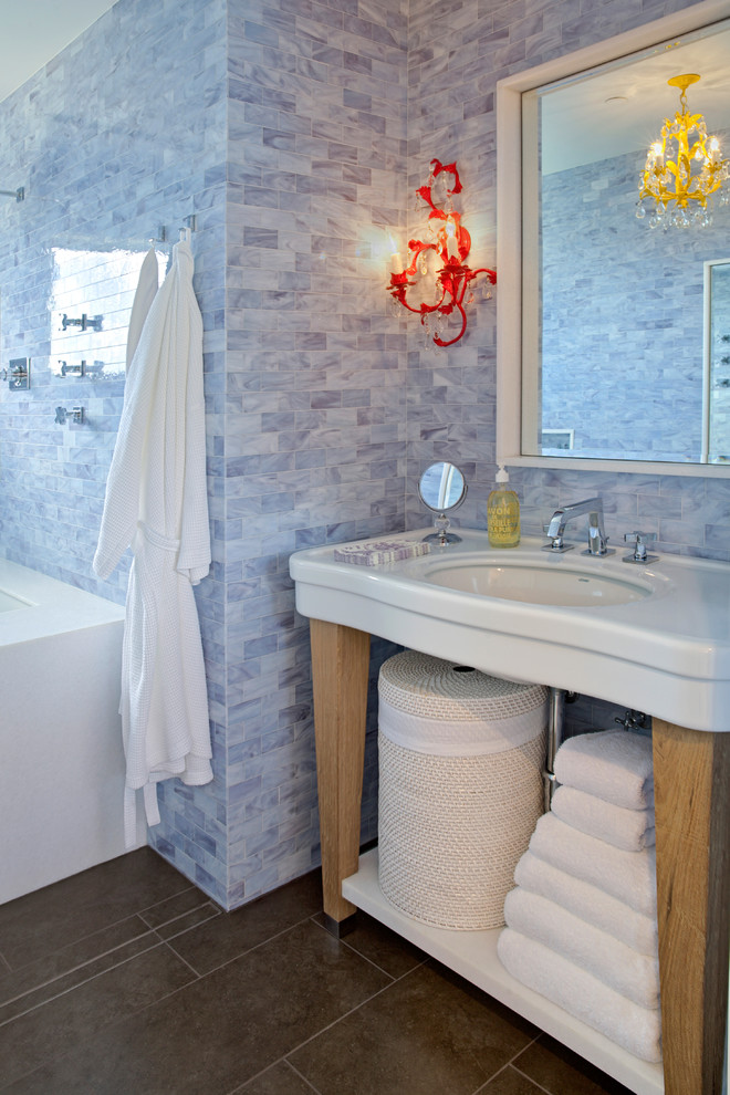 Пример оригинального дизайна: ванная комната в современном стиле с открытыми фасадами, полновстраиваемой ванной и синей плиткой