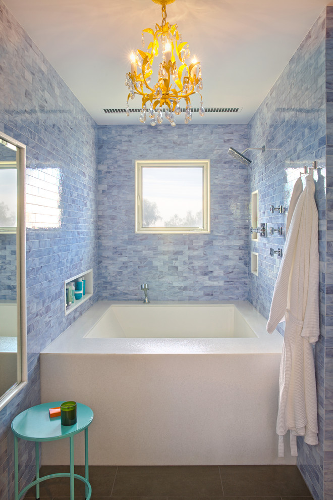На фото: маленькая главная ванная комната в современном стиле с ванной в нише, синей плиткой и полом из керамогранита для на участке и в саду с