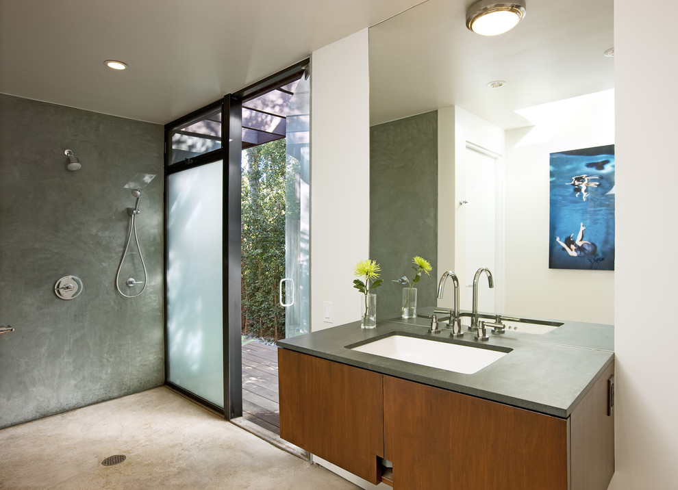 Свежая идея для дизайна: ванная комната в стиле ретро с врезной раковиной, плоскими фасадами, фасадами цвета дерева среднего тона и серой плиткой - отличное фото интерьера