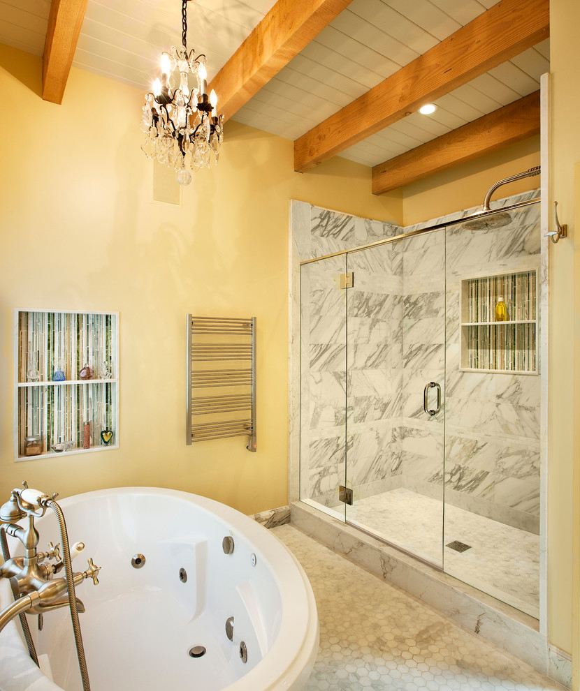 Klassisches Badezimmer mit freistehender Badewanne in Santa Barbara