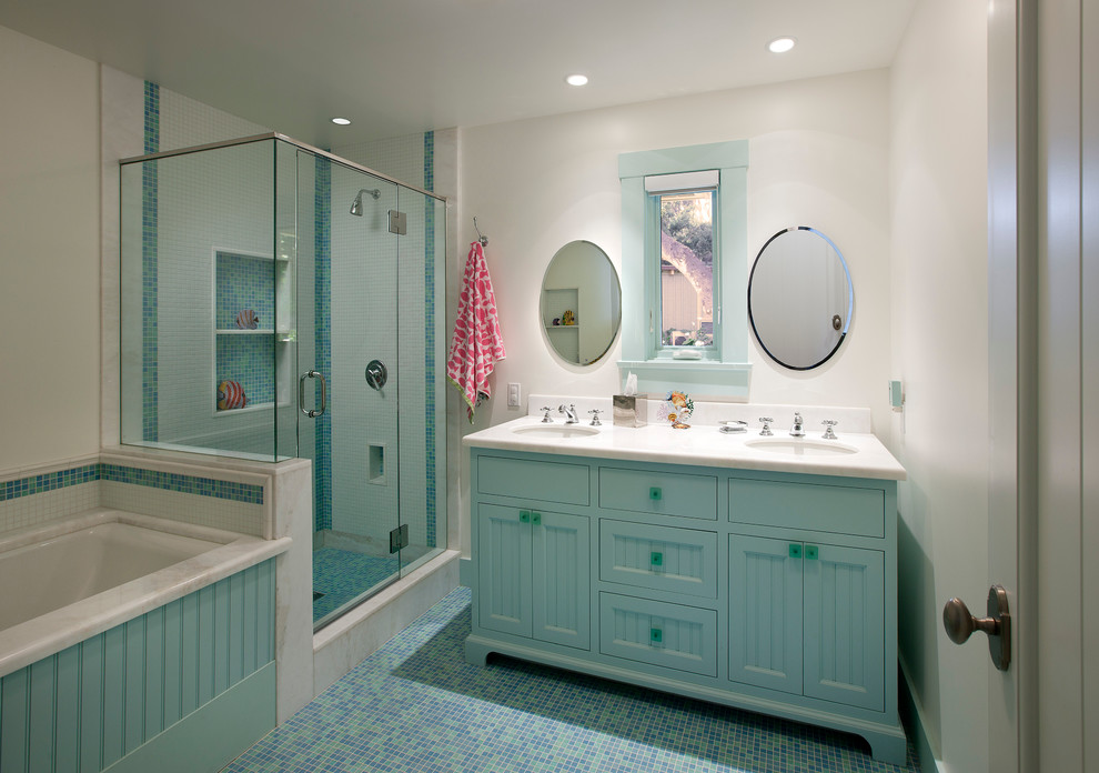 Réalisation d'une salle de bain tradition avec mosaïque et un carrelage bleu.